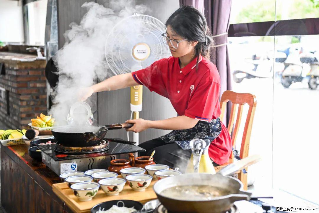 全网追的“扁担女孩”，找了一份暑假工，时薪12元 - 和田生活资讯 - 和田28生活网 ht.28life.net